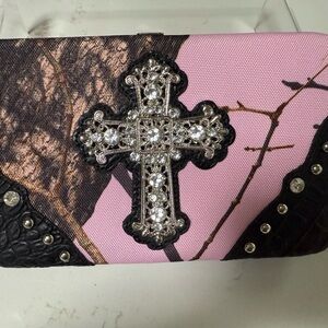 🦋 BNWT 🩷 Bling Cross Pink Camo Oversized Wallet – Mossy Oak